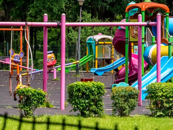 루마니아 부쿠레슈티의 아이들 놀이터 아이들 이나무가 공원에서 흔들리고 미끄러지는 — 스톡 사진