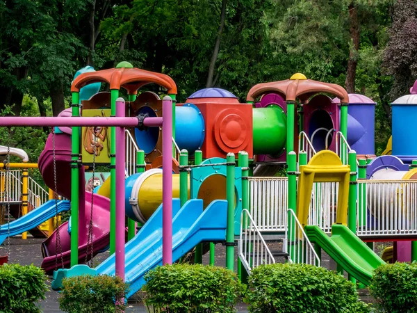 Een Lege Kinderspeelplaats Boekarest Roemenië Kinderen Schommels Glijbanen Een Park — Stockfoto