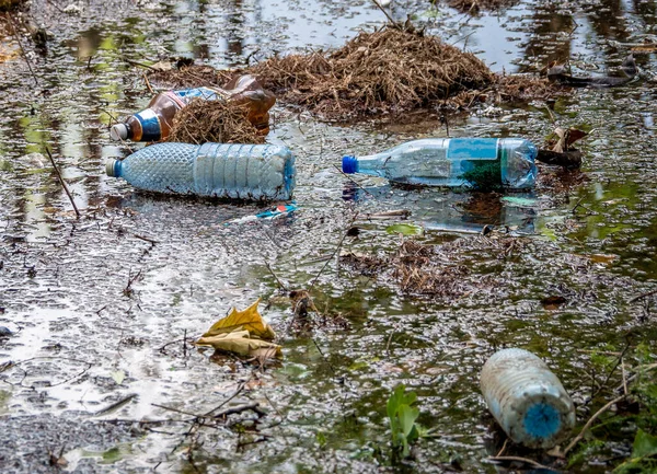 Bucarest Rumania 2020 Botellas Plástico Pet Suelo Concepto Contaminación Plástica — Foto de Stock