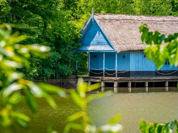 Bela Paisagem Com Uma Casa Azul Construída Sobre Água Cercada — Fotografia de Stock