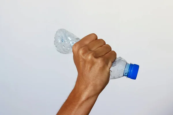 Mão Apertando Garrafa Plástico Representando Movimento Contra Poluição Para Reciclagem — Fotografia de Stock