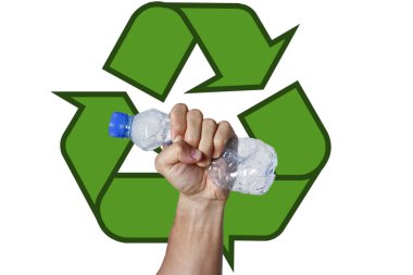 El sıkma Plastik Şişe kirliliğe ve geri dönüşüme karşı hareketi temsil ediyor. Arka planda geri dönüşüm logosu.