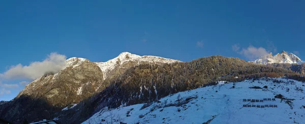 Gün batımında kış manzarası, İsviçre. Piz Tomuel ya da Wissensteinhorn dağı gibi tepeler görülebilir..