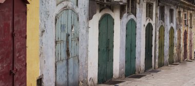Malta 'da caddenin yanındaki renkli kapılar.