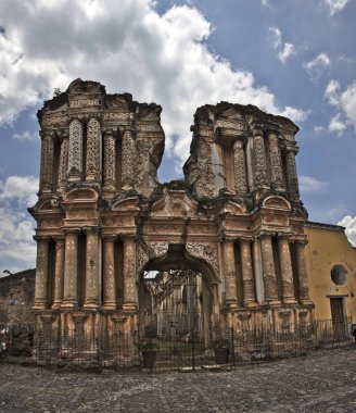 Antigua Guatemala 'daki eski bir katedral girişinin kalıntıları..