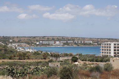 Malta, Mayıs 2019: Otelleri ve mavi okyanusları olan Mellieha Körfezi.