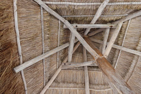 下から見た木製の棒で作られたビーチ傘 — ストック写真