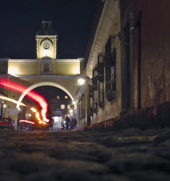 Arco Guala Nachts Verlicht Door Straatverlichting Met Rood Licht Spoor — Stockfoto