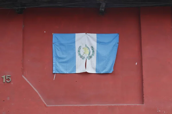 Flagga Guatemala Mot Röd Vägg Antigua — Stockfoto