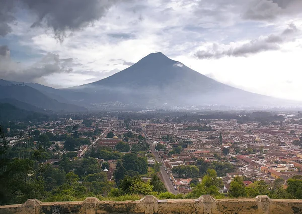 Antigua, Guatemala 'daki Cerro de la Cruz' dan görüntü. Unesco Dünya Mirası olan Koloni Antigua, Guatemala 'nın eski başkentidir..