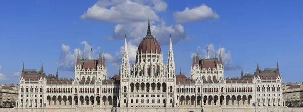 Parlamento Húngaro Construindo Perspectiva Central Através Rio Danúbio — Fotografia de Stock