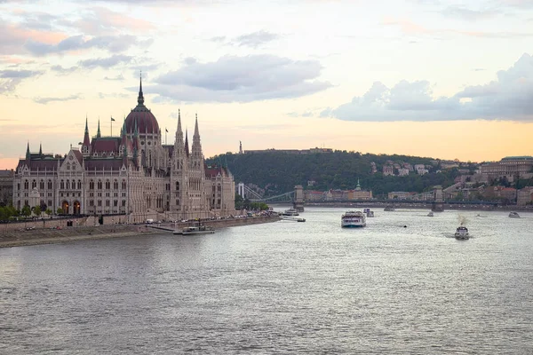 Угорський Парламент Заході Сонця Човнами Пливуть Річці Данубе — стокове фото
