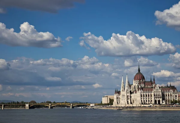 Budynek Parlamentu Węgierskiego Widziany Strony Dunaju Ukrytym Margit — Zdjęcie stockowe