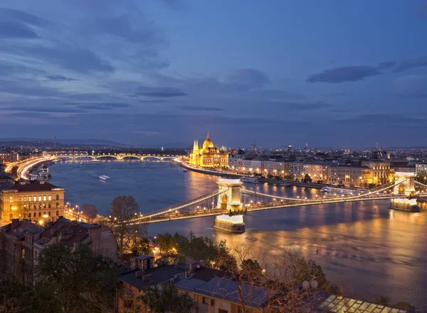 Pont Chaîne Budapest Bâtiment Parlement Éclairé Nuit Par Des Lumières — Photo