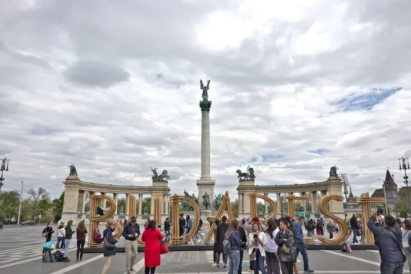 Budapeşte 4, 22, 2019: İnsanlar Budapeşte 'nin önündeki Kahramanlar Meydanı' nda dolaşıp fotoğraf çekiyorlar.
