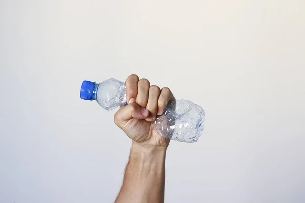 Mão Apertando Garrafa Plástico Representando Movimento Contra Poluição Para Reciclagem — Fotografia de Stock