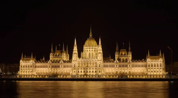 Parlamento Húngaro Construindo Perspectiva Central Através Rio Danúbio Noite — Fotografia de Stock