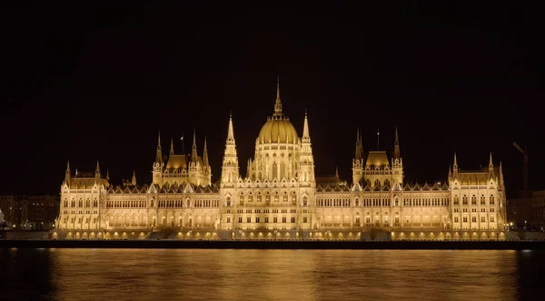 Угорський Парламент Будує Центральну Перспективу Через Річку Данубе Вночі — стокове фото