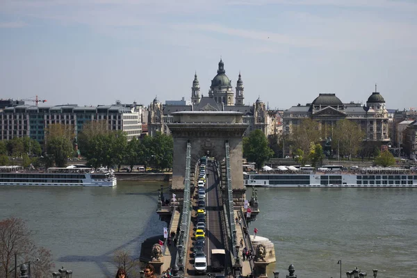 Budapest April 2019 Touristen Fotografieren Vor Der Kettenbrücke Der Donau — Stockfoto