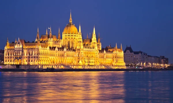 Budapeste Edifício Parlamento Iluminado Noite Com Reflexão Danúbio — Fotografia de Stock