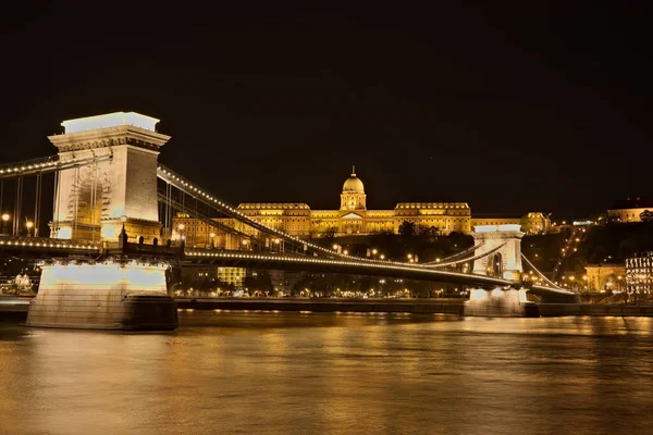 Węgierskie Zabytki Chain Bridge Pałac Królewski Dunaj Rzeki Budapeszcie Nocy — Zdjęcie stockowe