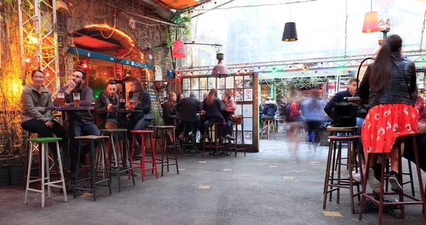 BUDAPEST, HUNGARY - Nisan 2019: Ünlü Szimpla Garden harabe barının iç manzarası.