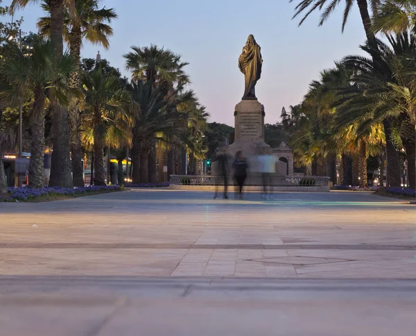 Nsanlar Gün Batımında Valletta Daki Ünlü Triton Çeşmesinin Yanında Kral — Stok fotoğraf