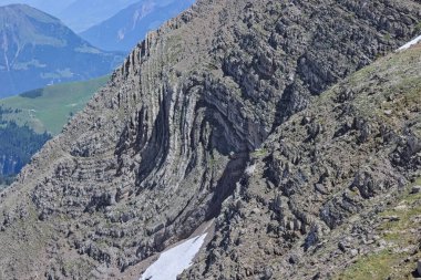 Alp İsviçre dağlarında kayalar senklin şeklinde katlandı. Katlama dik dağ yamacında bulundu..