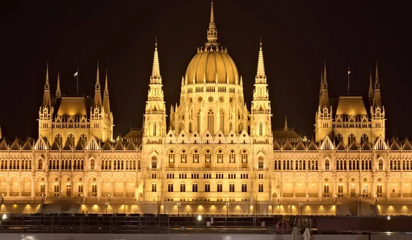 Угорський Парламент Будує Центральну Перспективу Через Річку Данубе Вночі — стокове фото