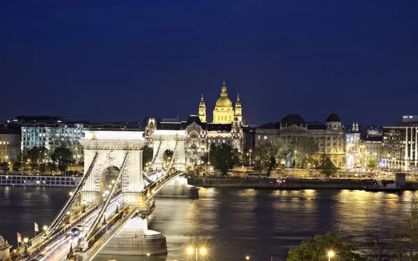 Ланцюговий Міст Веде Пешту Разом Базилікою Відстані Будапешті Угорщина Вночі — стокове фото