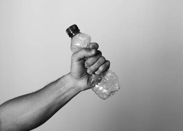 Mão Apertando Garrafa Plástico Representando Reciclagem — Fotografia de Stock