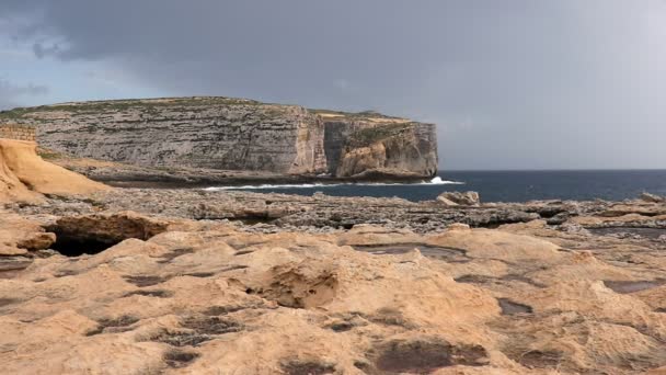 Bergslandskapet i San Lawrenz kust med utsikt över stormiga vågor, kraschar mot klippor och klippor, Gozo Island, Malta. — Stockvideo