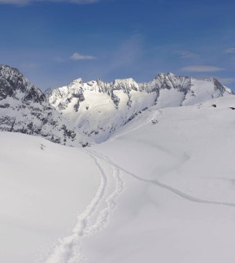 Dağlık kış manzarası. Kar taneleri arasında kayak izleri var. İsviçre dağları Wannenhorn Gabelhorn Wallis, Jungfrau-Aletsch bölgesinde Moosfluh yakınlarında.