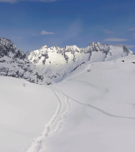 Bergige Winterlandschaft Mit Loipen Durch Pulverschnee Schweizer Berge Wannenhorn Gabelhorn — Stockfoto