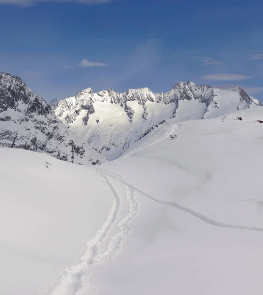 Dağlık kış manzarası. Kar taneleri arasında kayak izleri var. İsviçre dağları Wannenhorn Gabelhorn Wallis, Jungfrau-Aletsch bölgesinde Moosfluh yakınlarında.