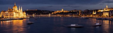 Budapeşte panoraması, Tuna nehrinin ışıkları ve yansımasıyla aydınlatılan Parlamento binası ve kalesiyle geceleyin