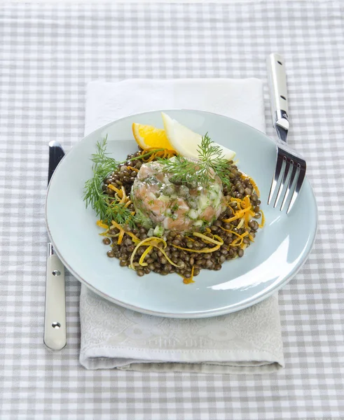 Insalata di salmone con lenticchie — Foto Stock