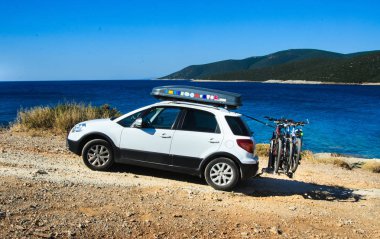 Roofbox ve bisiklet yolda araba