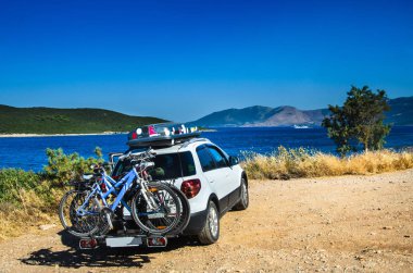 Roofbox ve bisiklet yolda araba