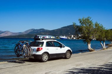 Roofbox ve bisiklet yolda araba