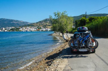 Roofbox ve bisiklet yolda araba