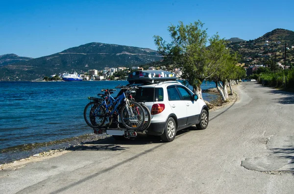 Roofbox ve bisiklet yolda araba