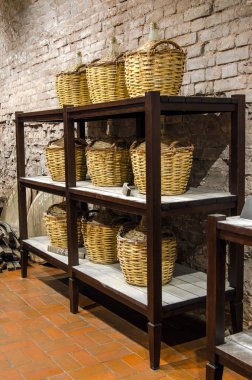 Büyük bir bodrum katı yaşında alkol ile şişede.