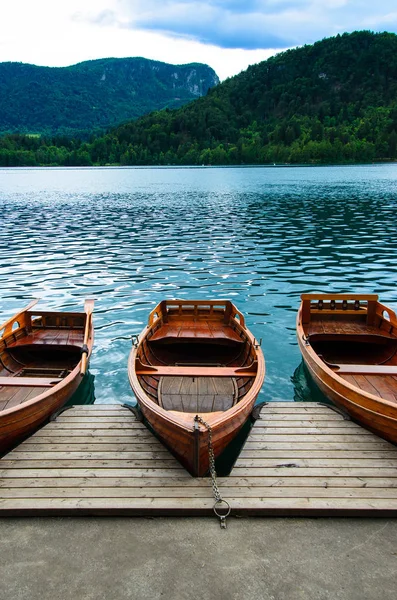 Barche in legno sul lago di Bled, Slovenia — Foto Stock