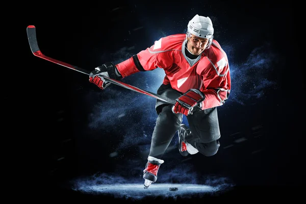 Buz hokeyi oyuncusu siyah arkaplanda izole edildi — Stok fotoğraf