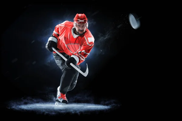 Jogador de hóquei no gelo isolado em fundo preto — Fotografia de Stock