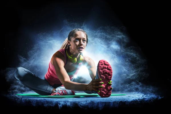 Sporty woman with beautiful beautiful body working out on black background — Stock Photo, Image