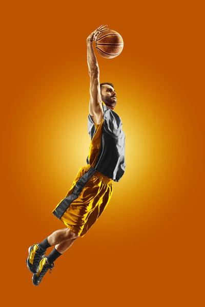 Jogador de basquete profissional brilhante em um fundo laranja — Fotografia de Stock