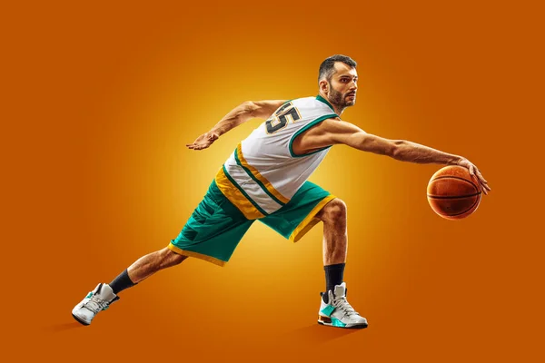 Profesjonell basketballspiller på oransje bakgrunn – stockfoto