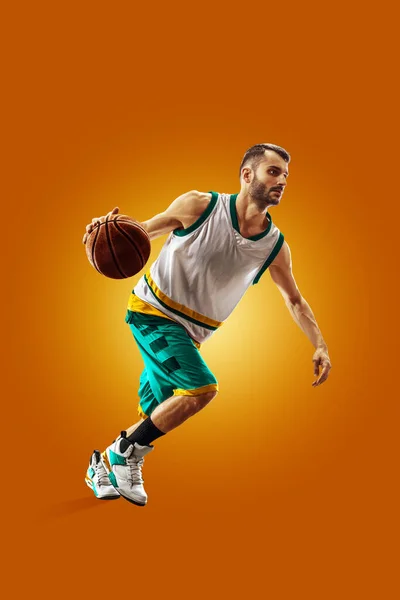 Brillante jugador de baloncesto profesional sobre un fondo naranja —  Fotos de Stock